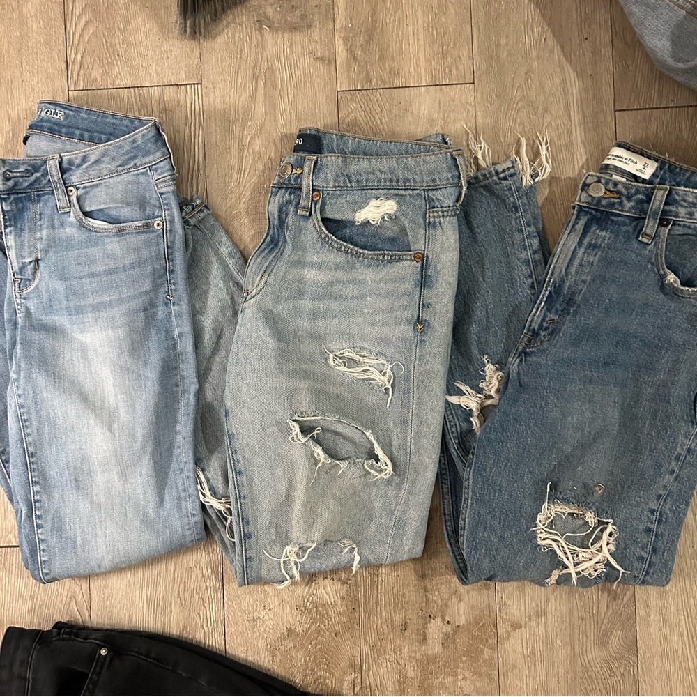 3 PAIRS OF JEANS